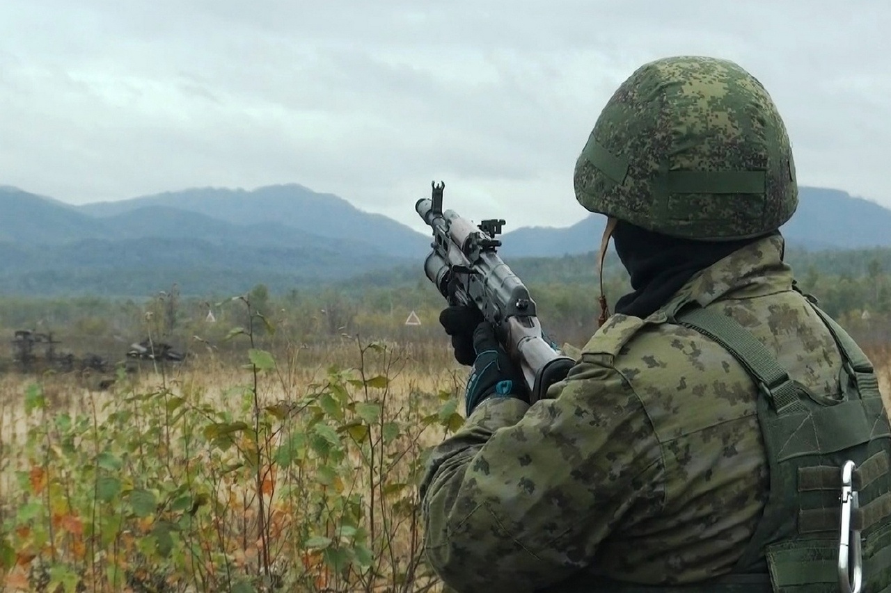 Военнослужащие армейского корпуса ВВО на Сахалине отработали навыки стрельбы из подствольного гранатомёта ГП-25 «Костёр».