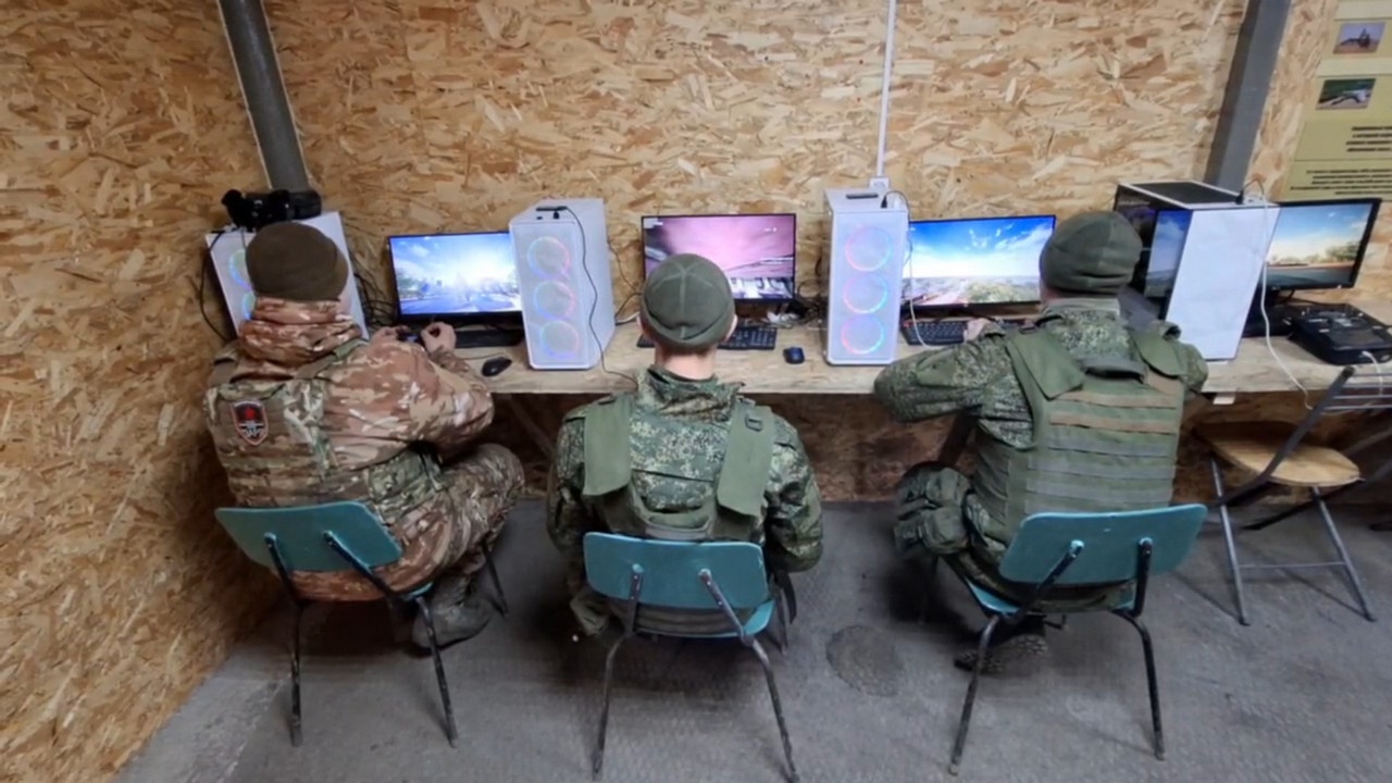 На полигоне в Ростовской области военнослужащих, заключивших первый контракт с Минобороны России, обучают особенностям применения дронов.