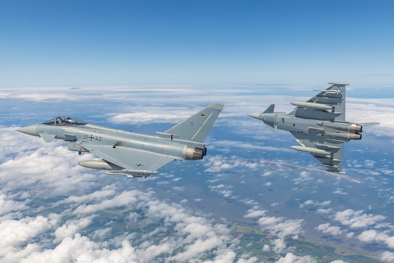 Многоцелевые истребители четвёртого поколения Eurofighter Typhoon ВВС Германии.
