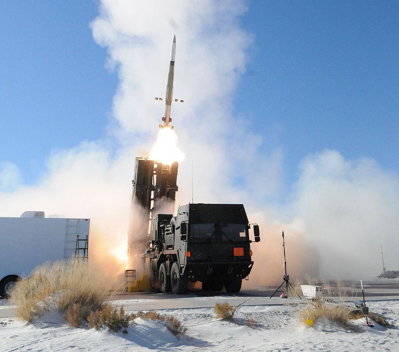 Ракета Patriot PAC-3 запускается с пусковой установки MEADS.