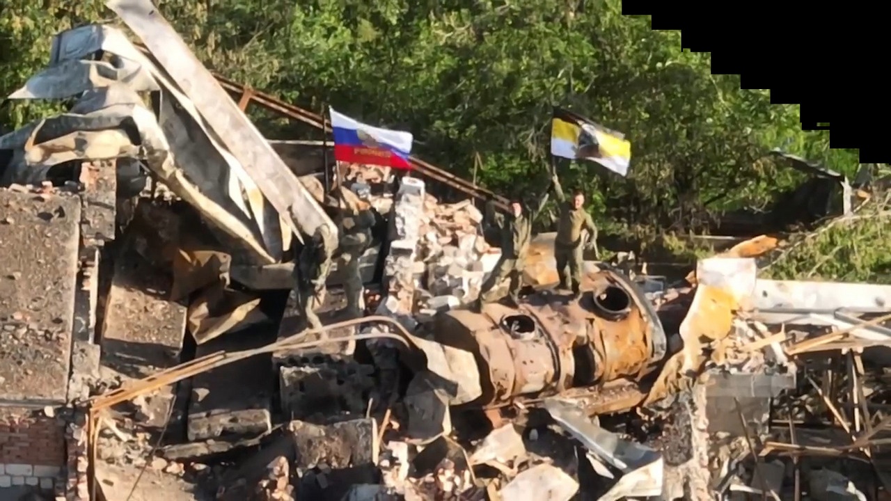 Водружение флага России в населённом пункте Заря.