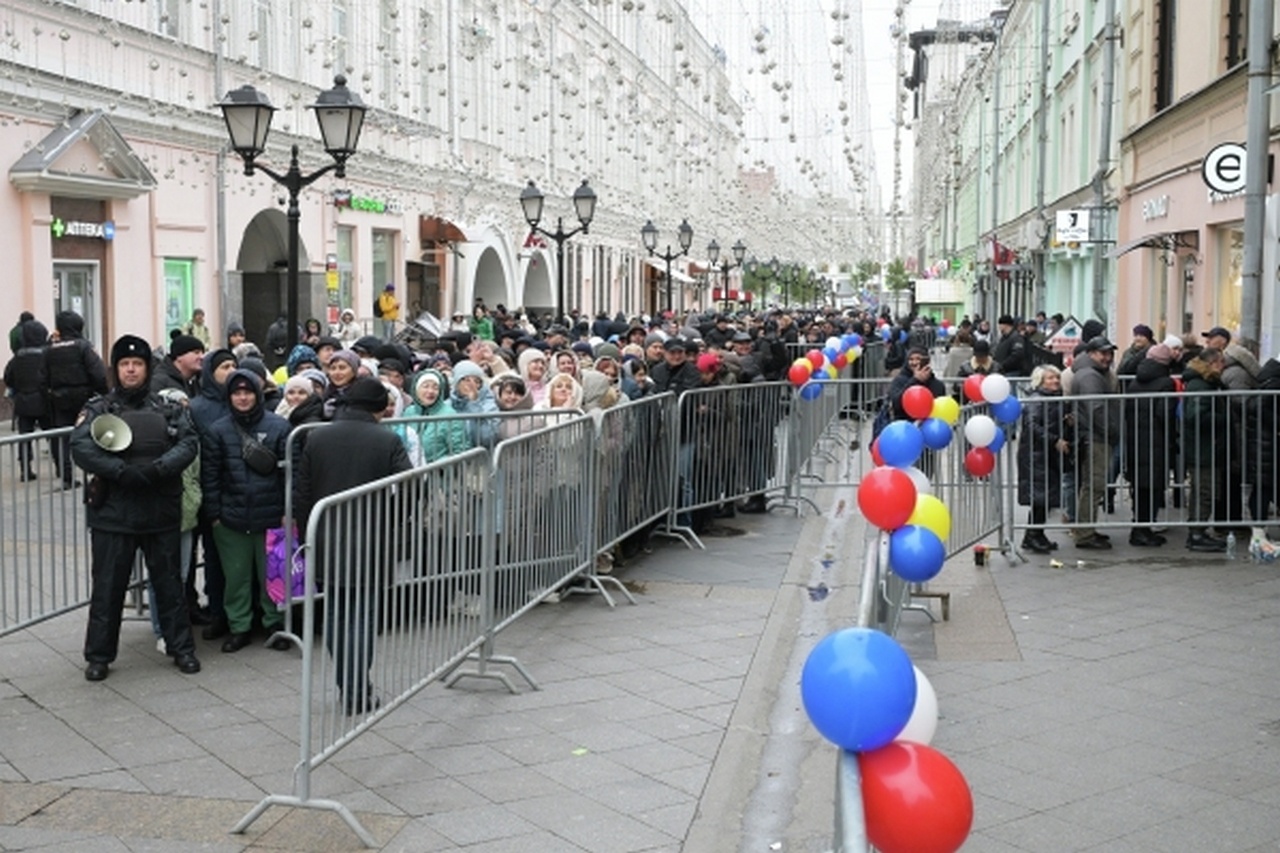 Очередь на избирательный участок, открытый в диппредставительстве Молдовы в Москве.