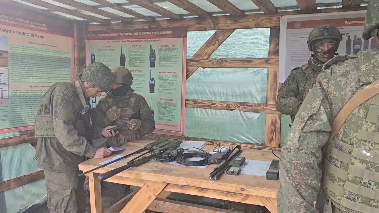 Военнослужащие группировки войск «Запад» осваивают современные средства связи.