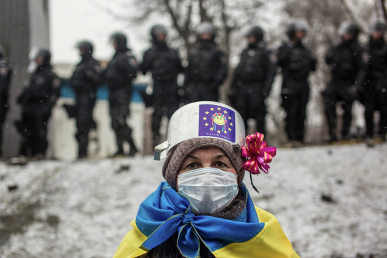 Кастрюлеголовая на улице Грушевского в Киеве, январь 2014 г.