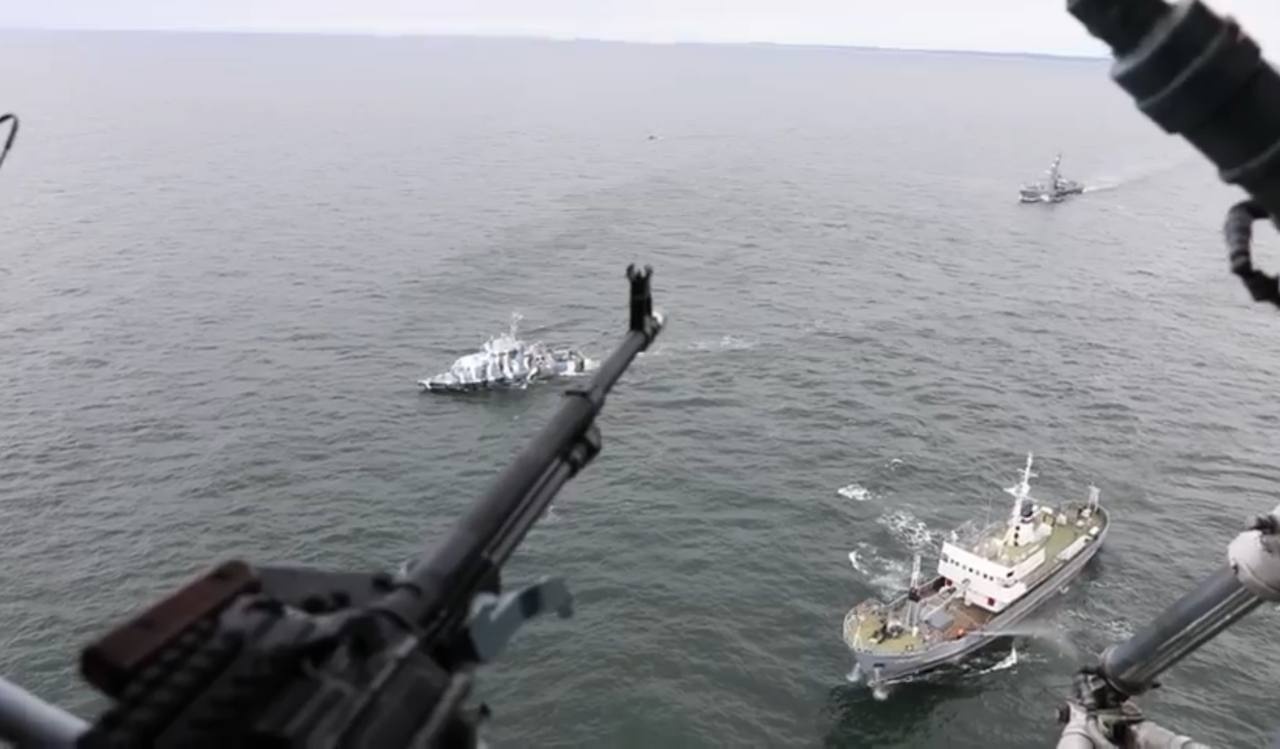 Силы Балтийского флота отработали тактику отражения нападений на суда в море.