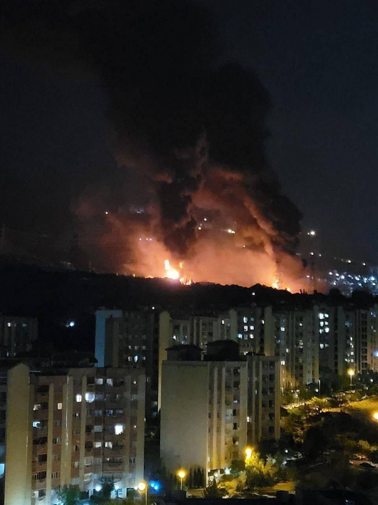 Пожары в пригородах Тегерана после ударов Израиля.