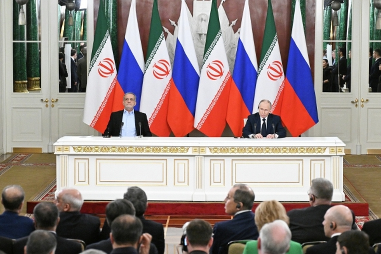 Президент РФ Владимир Путин и президент Ирана Масуд Пезешкиан выступают с заявлениями для прессы после подписания договора о всеобъемлющем стратегическом партнёрстве двух стран, 17 января 2025 г.