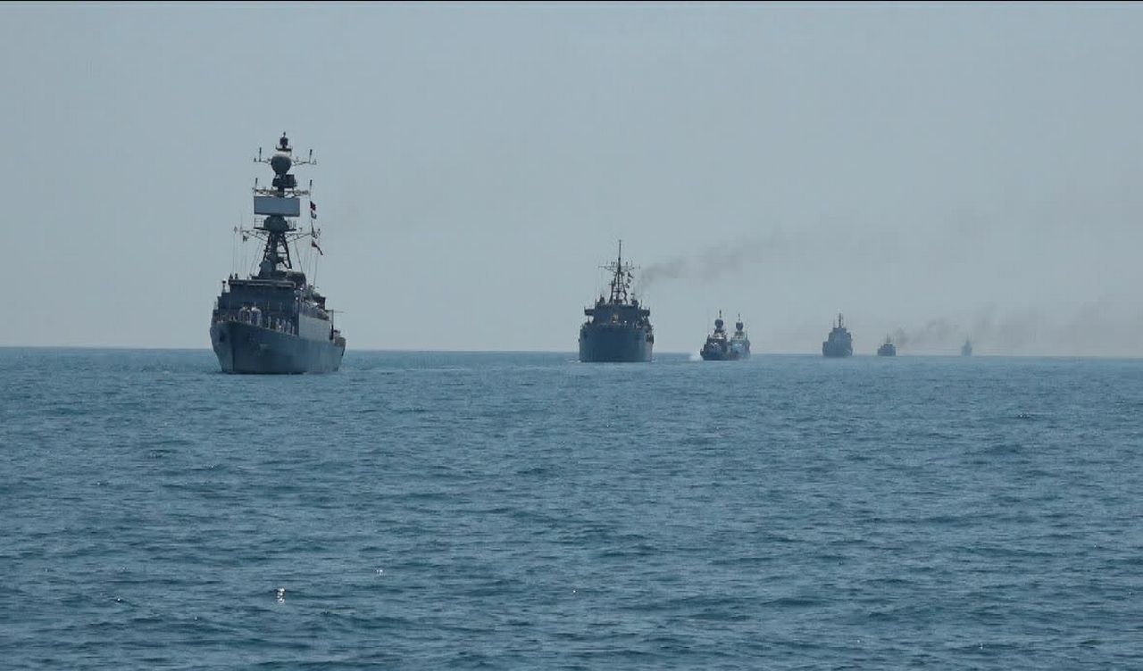 Иранские военные корабли в Ормузском проливе.