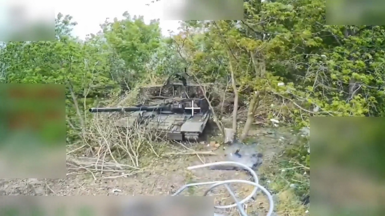 Точными ударами оптоволоконных FPV-дронов расчёты БПЛА группировки войск «Центр» уничтожают замаскированную технику ВСУ.
