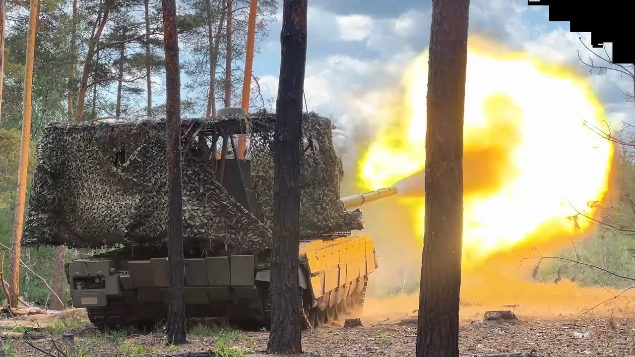 Экипаж танка Т-90М «Прорыв» метким огнём сорвал ротацию ВСУ на Краснолиманском направлении.