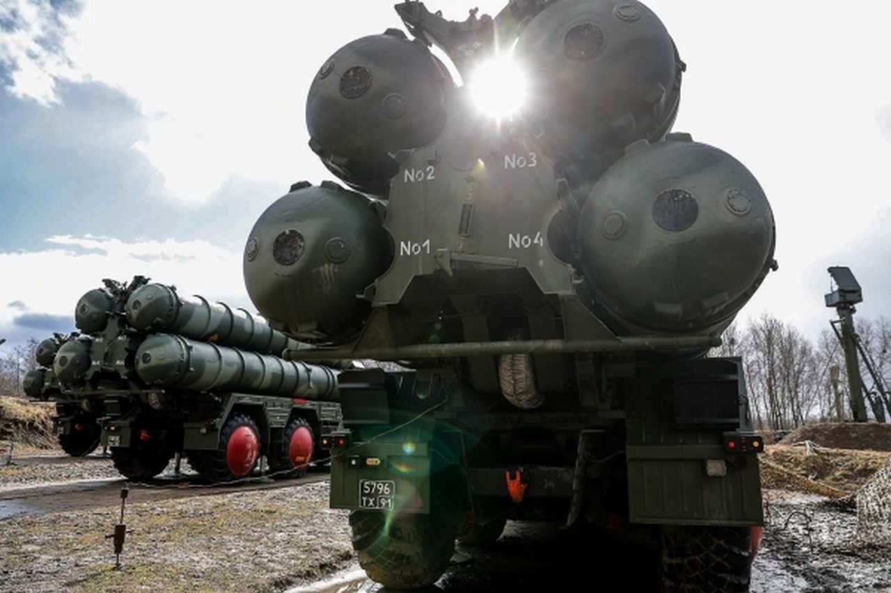 Батареи российских зенитных ракетных систем С-400 «Триумф» могли бы значительно помочь Ирану в отражении атак и Израиля, и США.