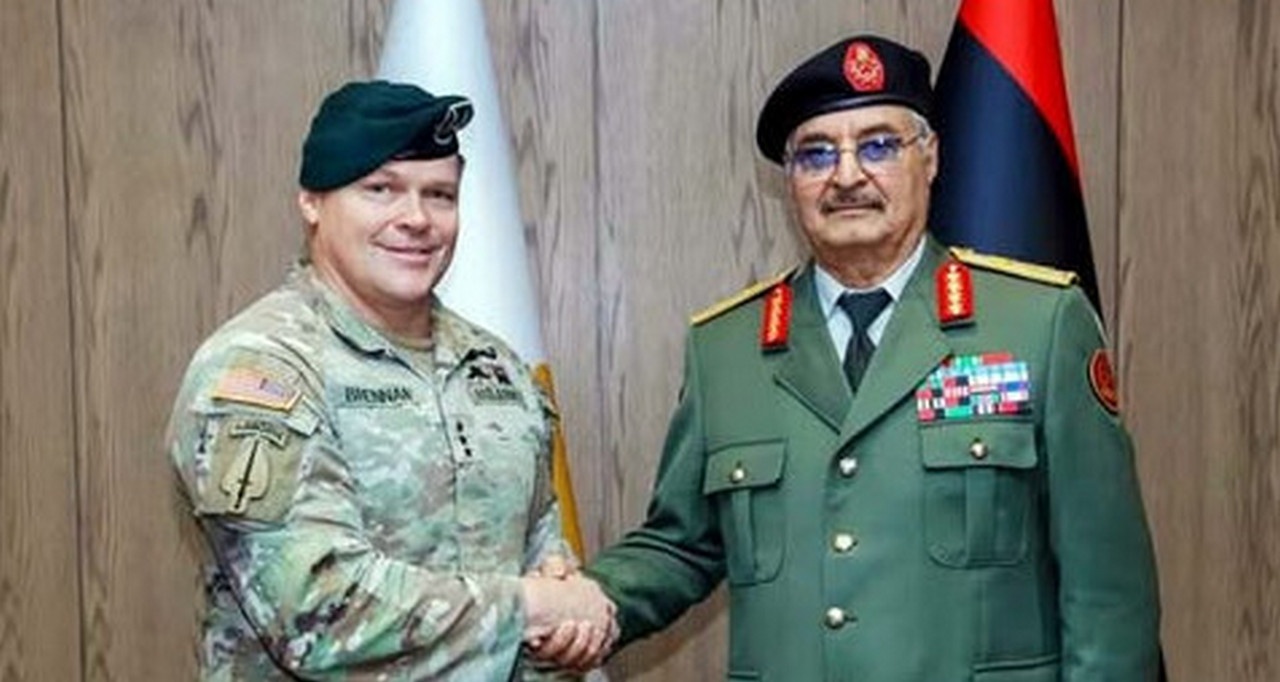 Фельдмаршал Хафтар и заместитель командующего AFRICOM генерал-лейтенант Бреннан (слева).