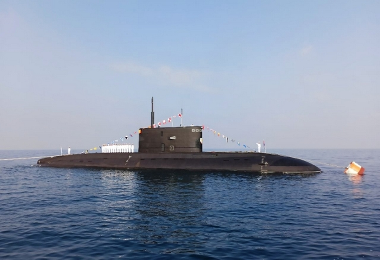 Дизель-электрическая подводная лодка проекта 636.3 «Новороссийск» в составе постоянного оперативного соединения ВМФ России в Средиземном море, июль 2020 г.