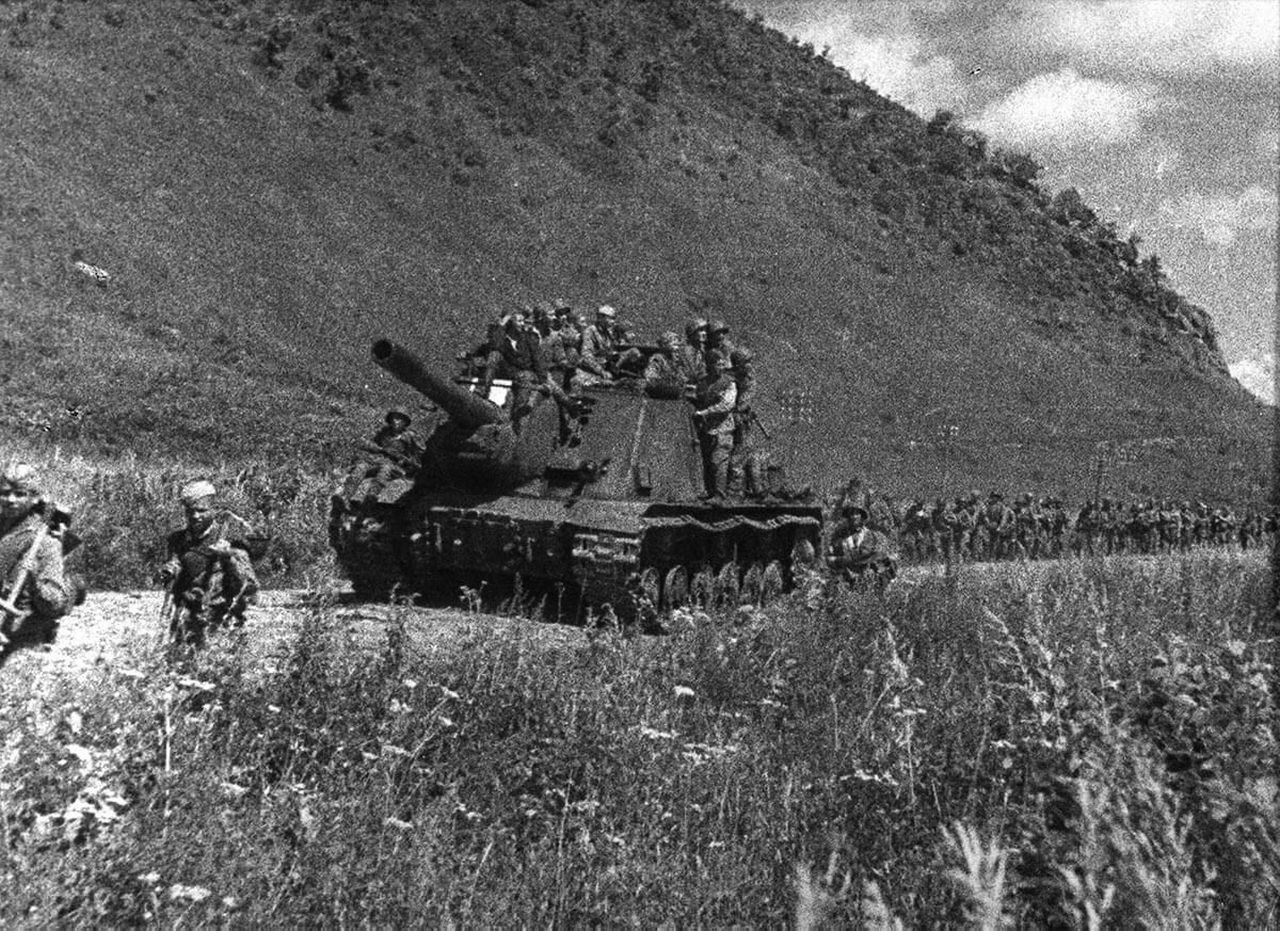 Советская ИСУ-152 и пехота во время марша в Маньчжурии.