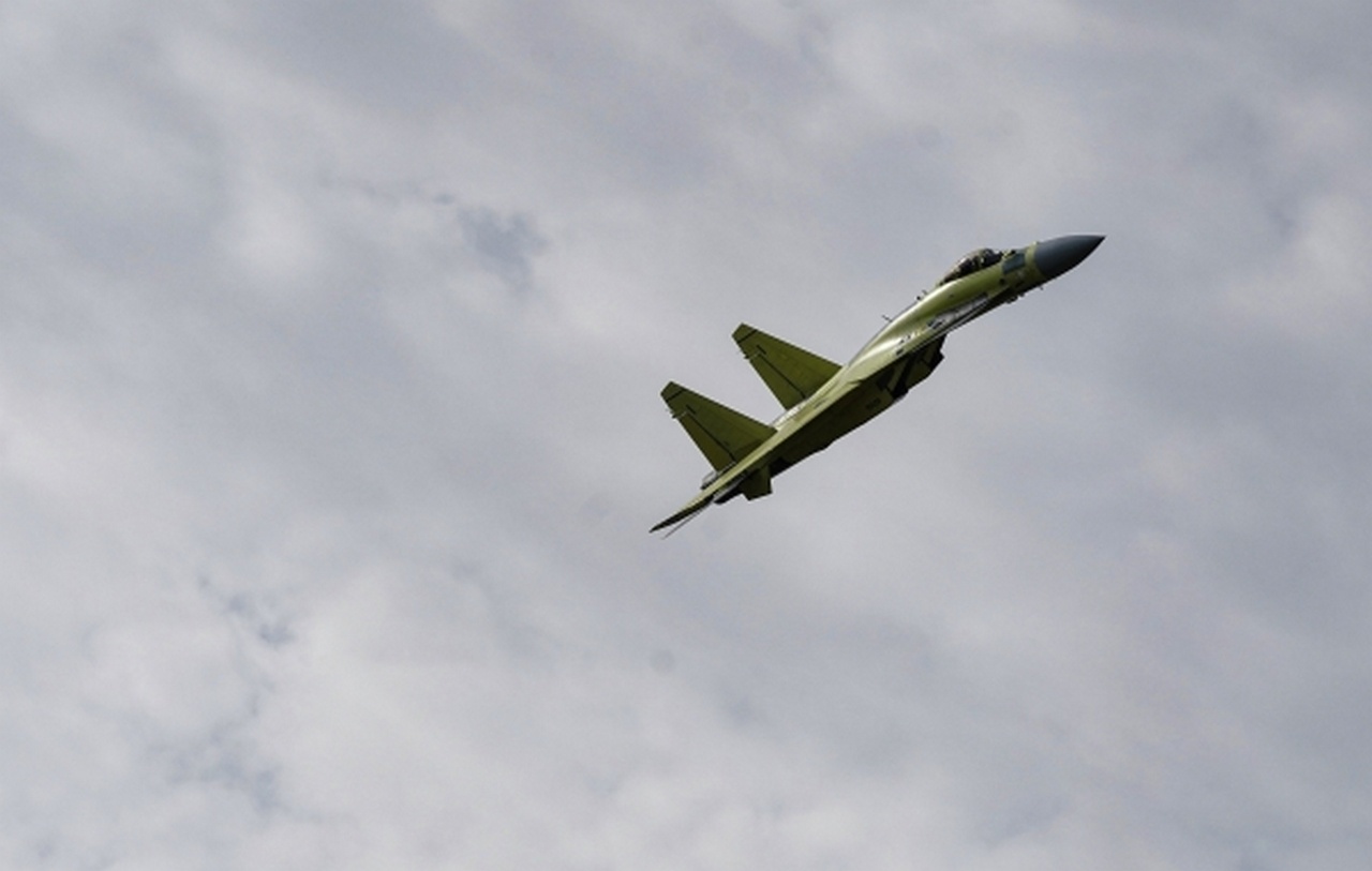 Демонстрационный полёт многофункционального истребителя Су-35 в Комсомольске-на-Амуре.
