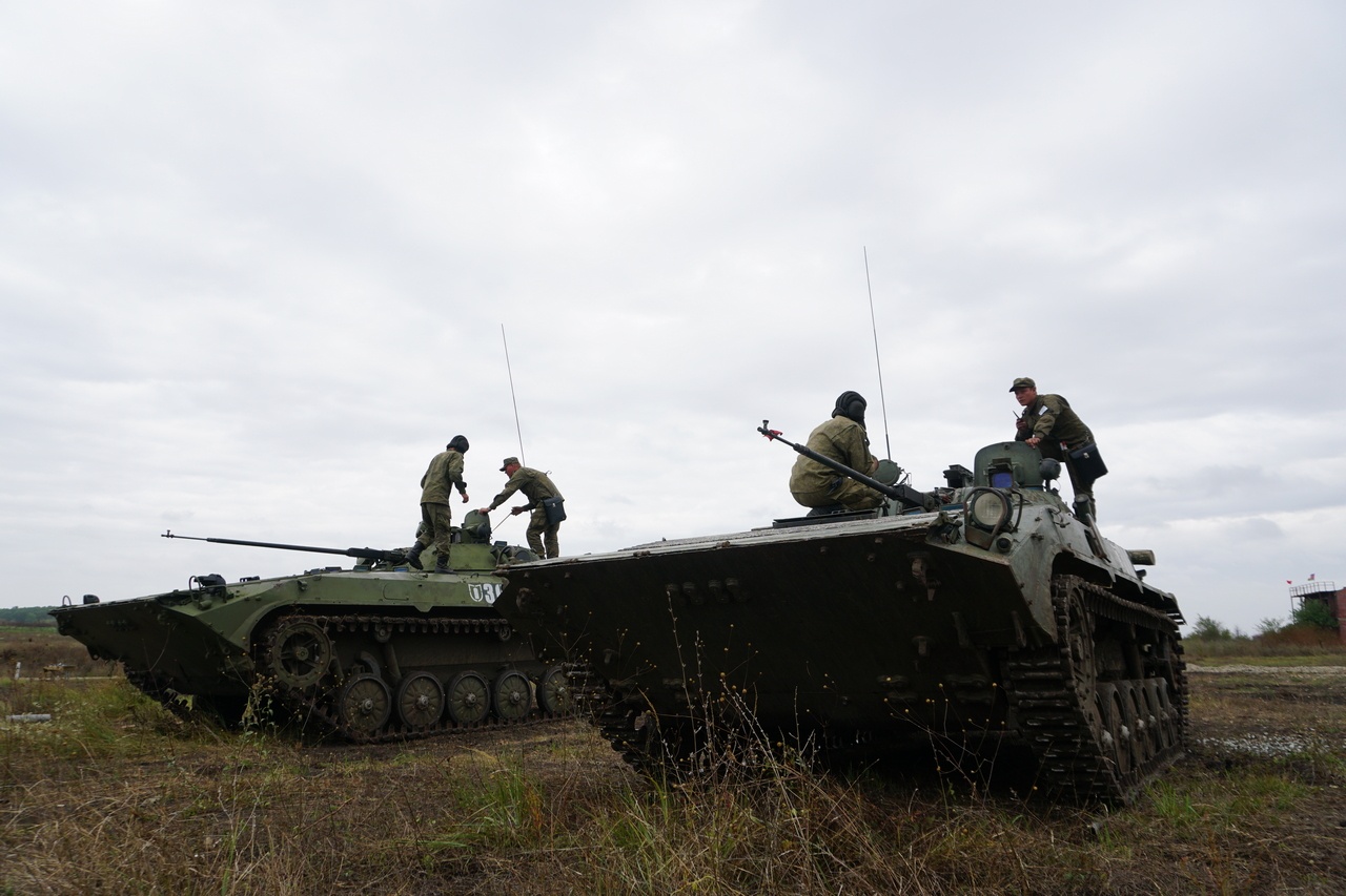 Отработка курса вождения боевых машин на полигоне в Ростовской области.