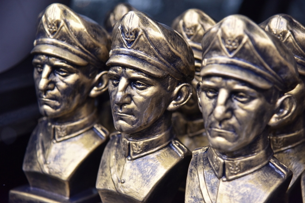 Бюсты бывшего главнокомандующего Украинской повстанческой армии (УПА - экстремистская организация, запрещённая в РФ) Романа Шухевича на акции в годовщину его гибели во Львове.