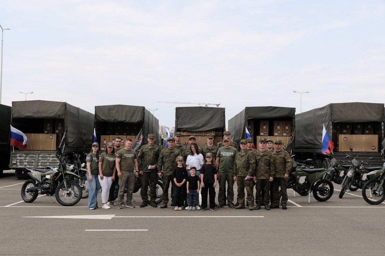 Военнослужащие группировки войск «Центр» и волонтёры Народного фронта.