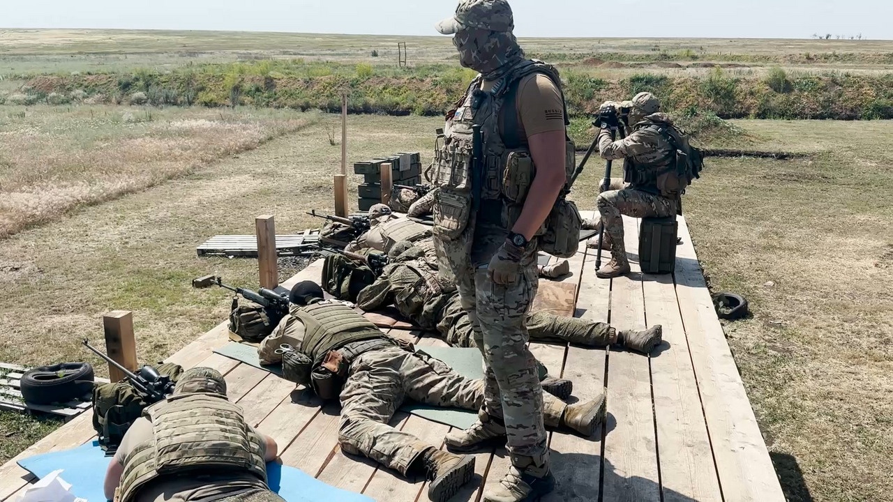 Снайперы 42-й мсд группировки войск «Днепр» оттачивают навыки прикрытия штурмовых групп и борьбы с БПЛА в Запорожской области.