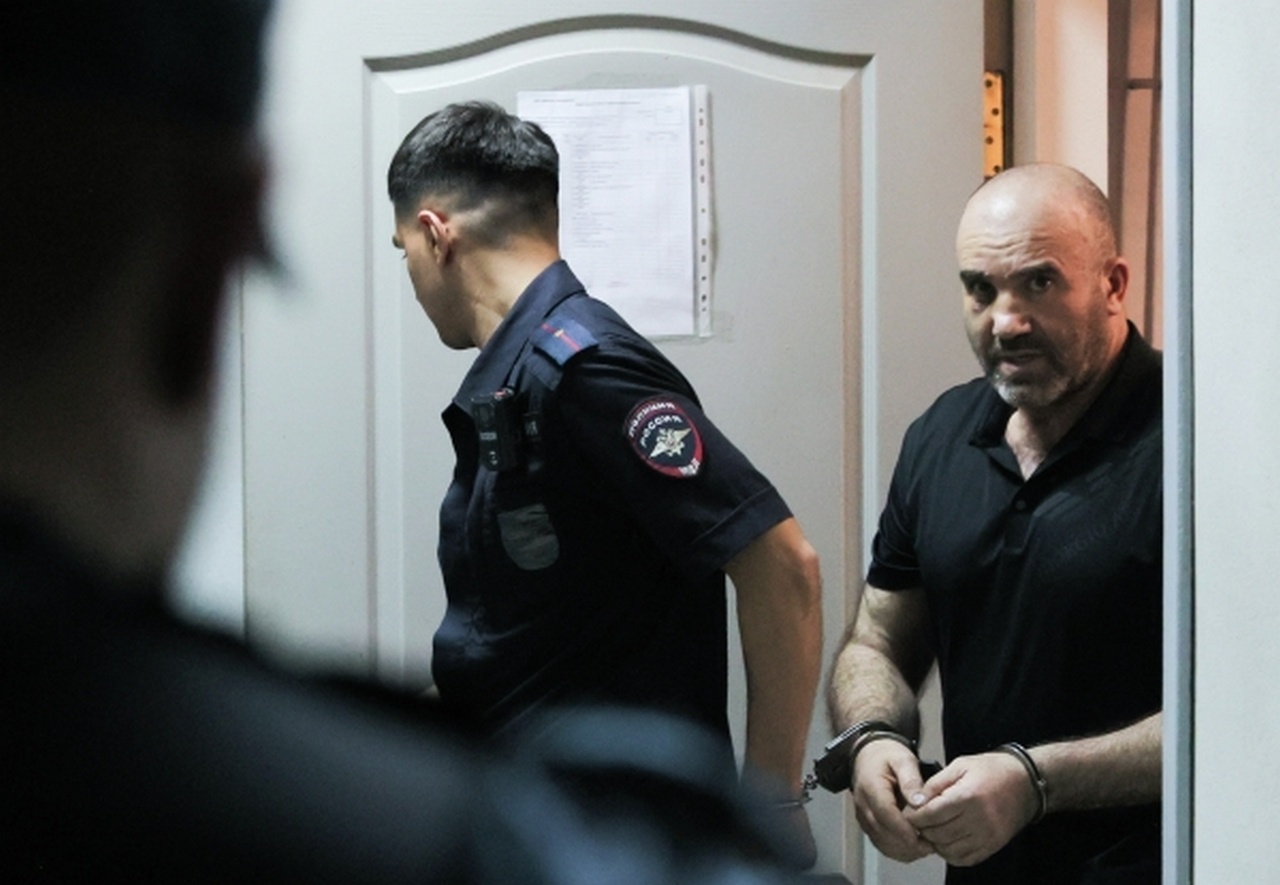 Один из азербайджанцев, обвиняемых в убийствах и покушениях, совершённых в 2001, 2010 и 2011 годах, на судебном заседании в Екатеринбурге.