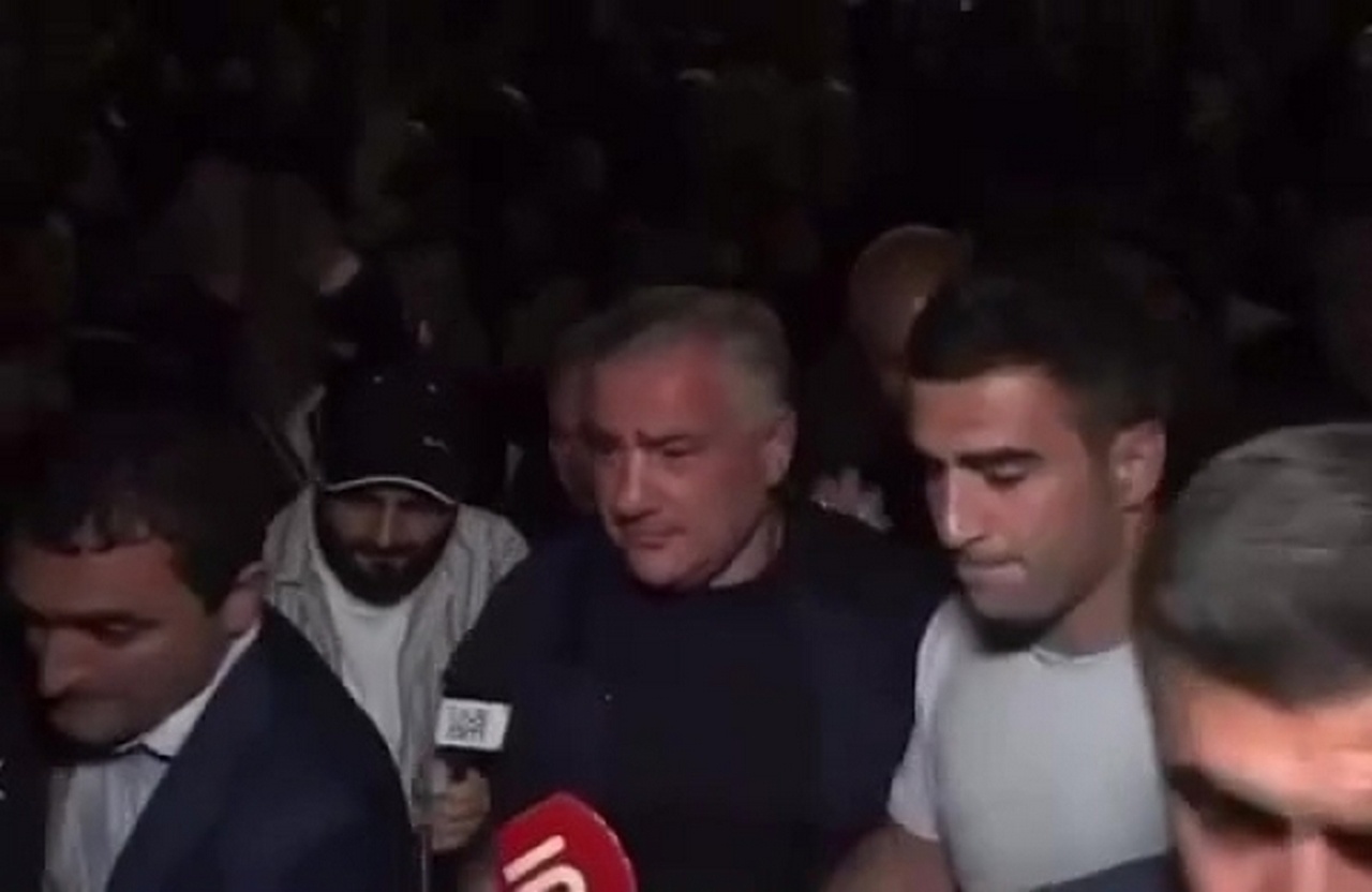 Российский предприниматель Самвел Карапетян (в центре) у своего дома в Ереване, где сотрудники правоохранительных органов Армении проводят обыск.