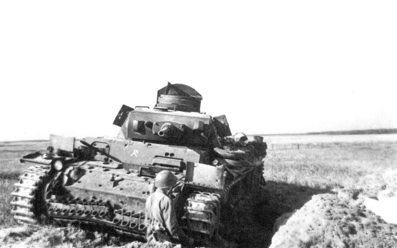 Немецкий танк Pz.Kpfw. III Ausf. E 3-й танковой дивизии вермахта, захваченный в районе населённого пункта Буйничи, предположительно, бойцами 388-го стрелкового полка (фото Павла Трошкина).