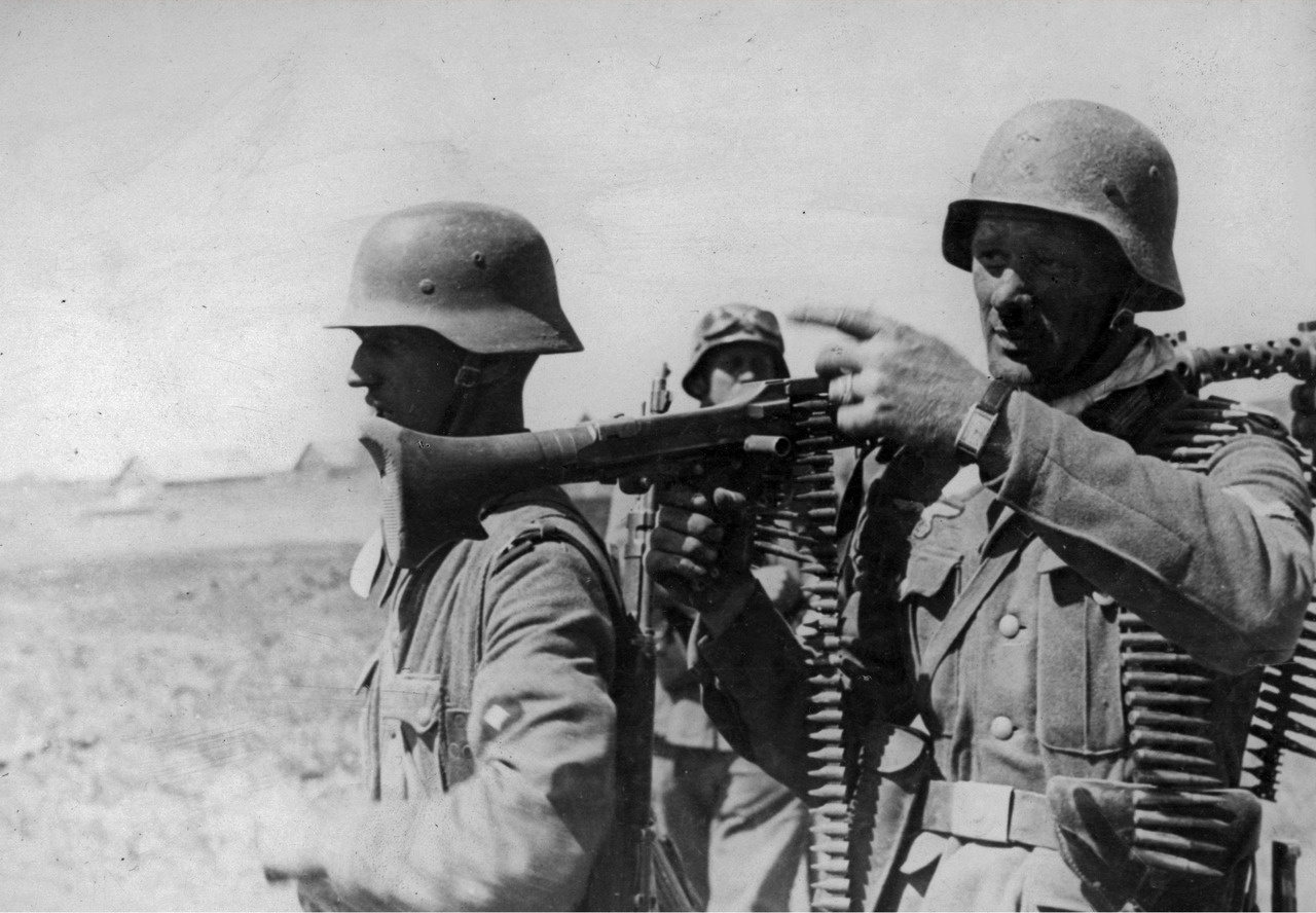 Немецкий пулемётчик показывает рукой в сторону Могилёва, июль 1941 г.