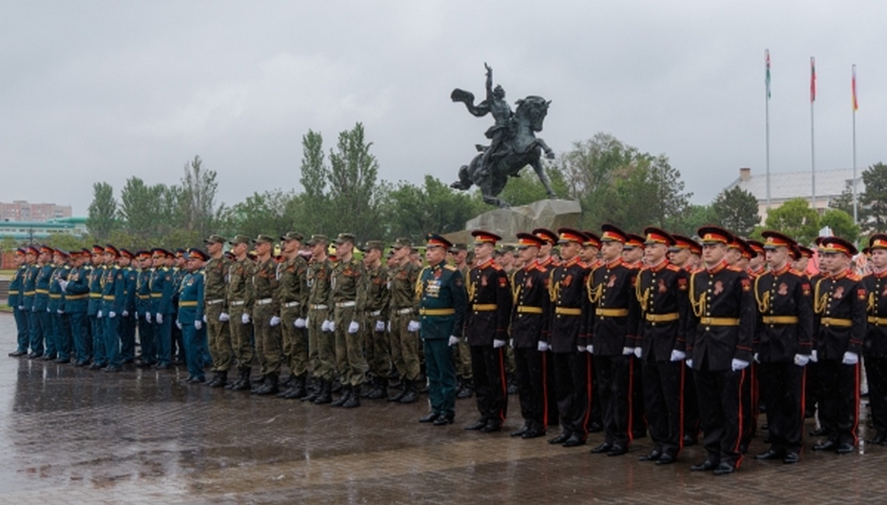 Военнослужащие ПМР и воспитанники Тираспольского Суворовского военного училища.