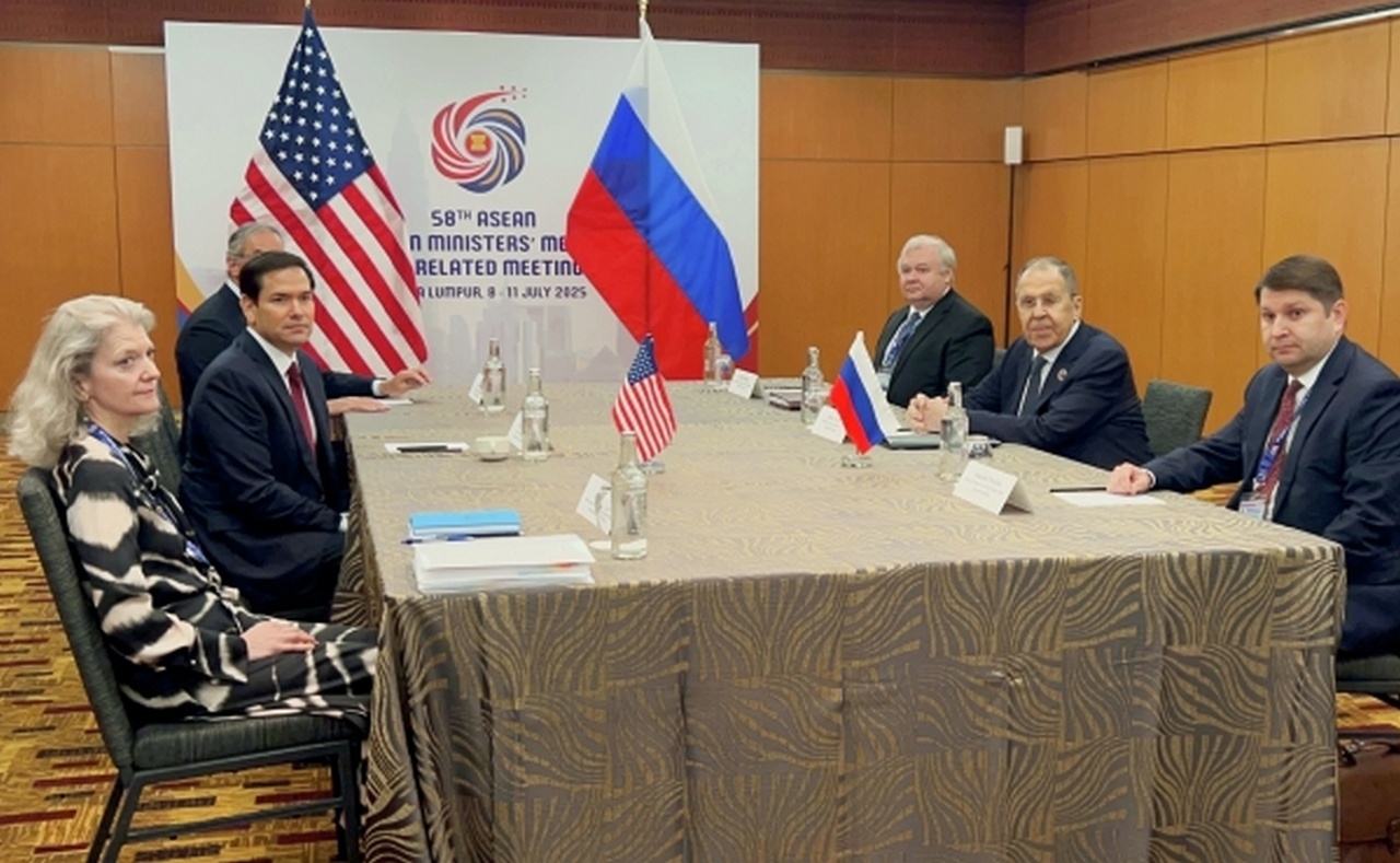 Министр иностранных дел РФ Сергей Лавров и госсекретарь США Марко Рубио во время встречи на полях мероприятий по линии АСЕАН в Куала-Лумпуре.