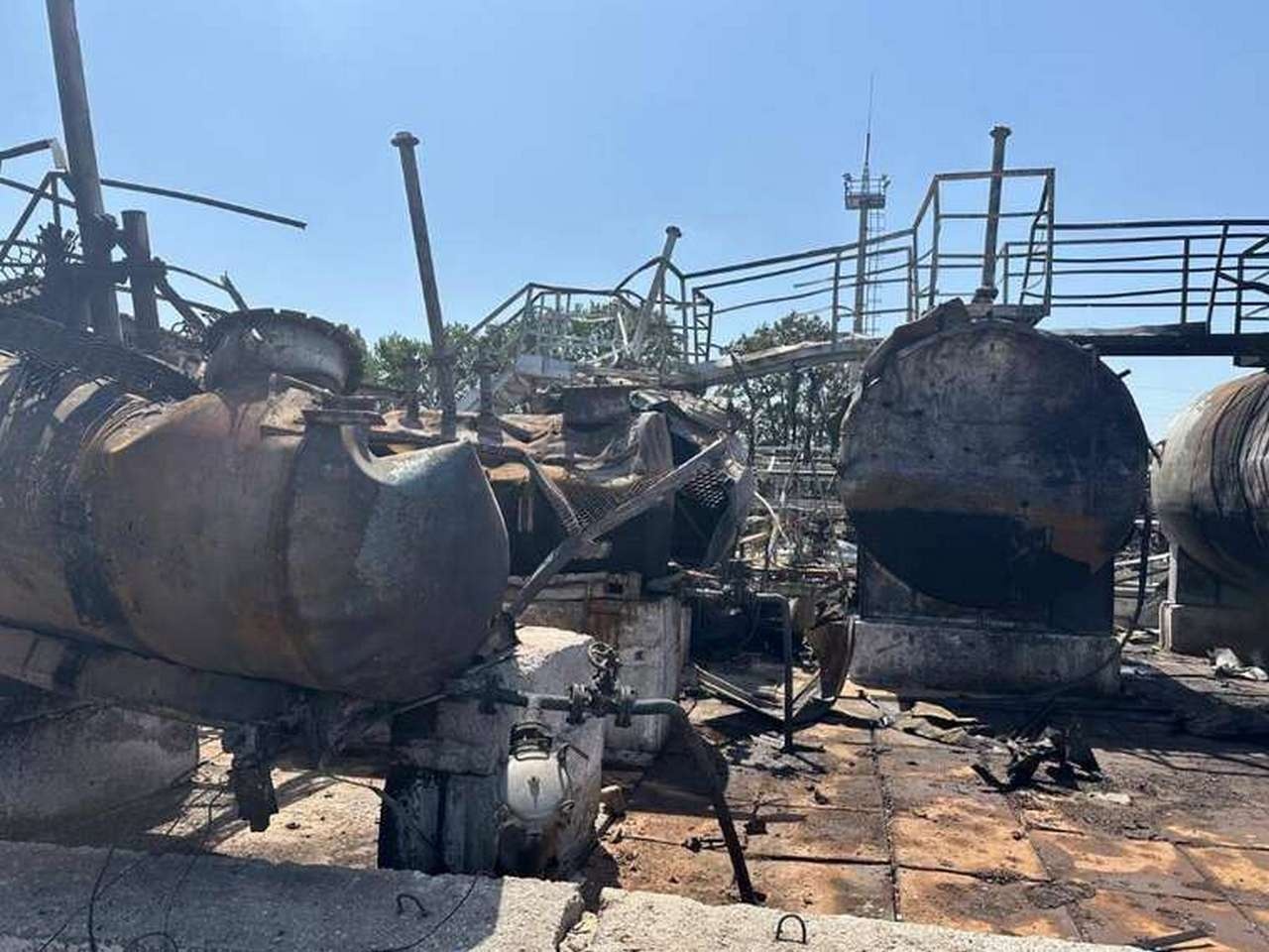 Полностью уничтожена установка подготовки газа «Журавлина» в Харьковской области.