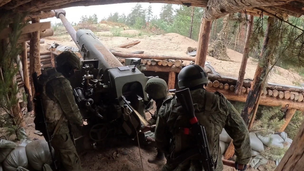 Расчёты гаубиц Д-30 25-й общевойсковой армии группировки войск «Запад» уничтожили боевую технику, пункт управления и точки взлёта БПЛА ВСУ.