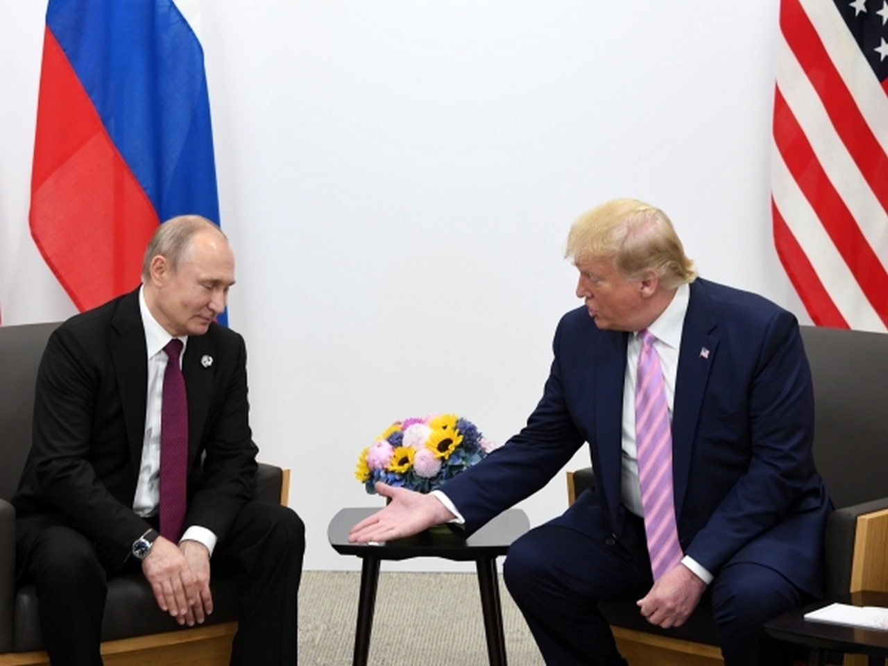 Президент РФ Владимир Путин и президент США Дональд Трамп во время встречи на полях саммита «Группы двадцати» в Осаке, 28 июня 2019 г.
