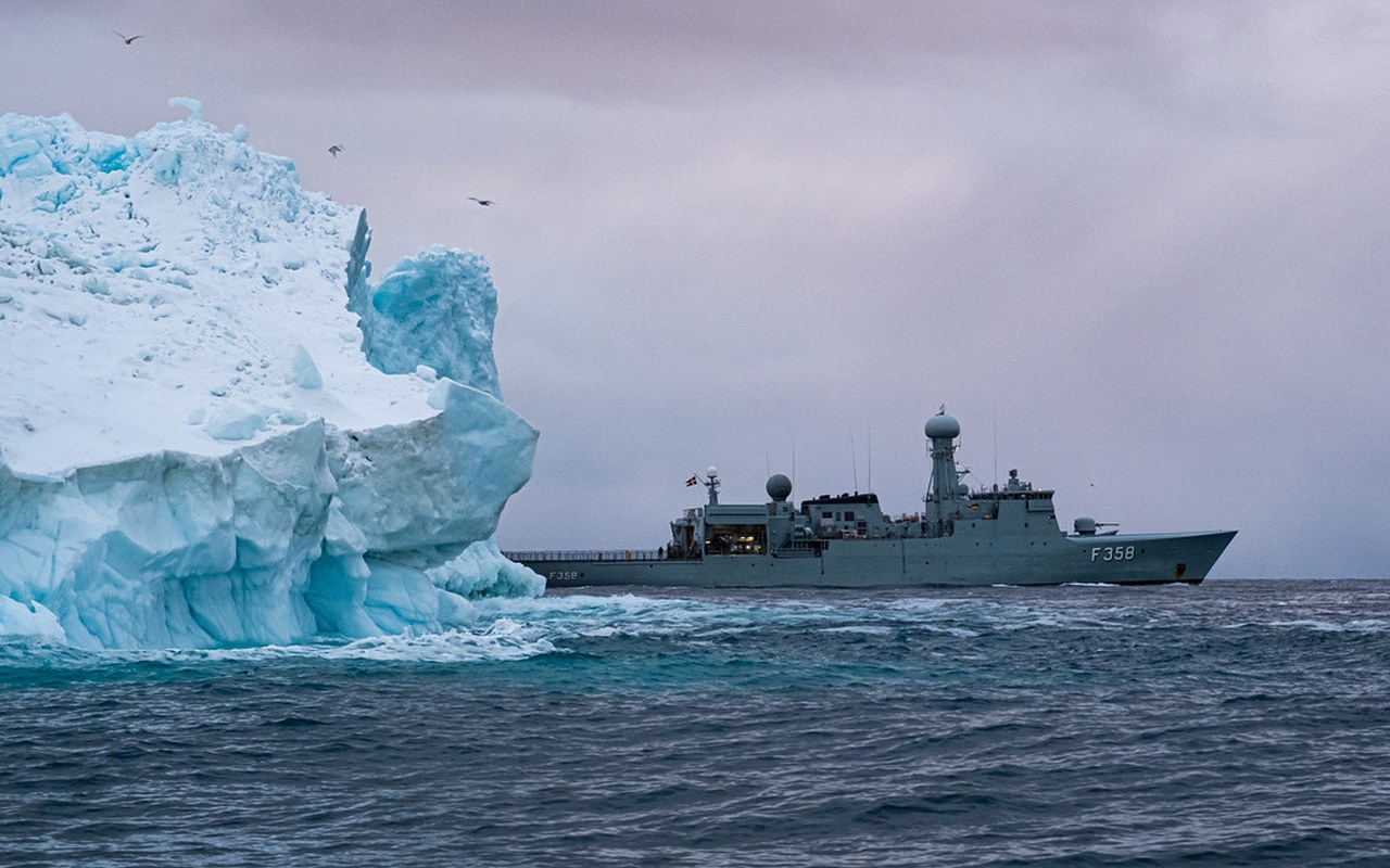 Фрегат военно-морского флота Дании HDMS Triton в водах Гренландии.