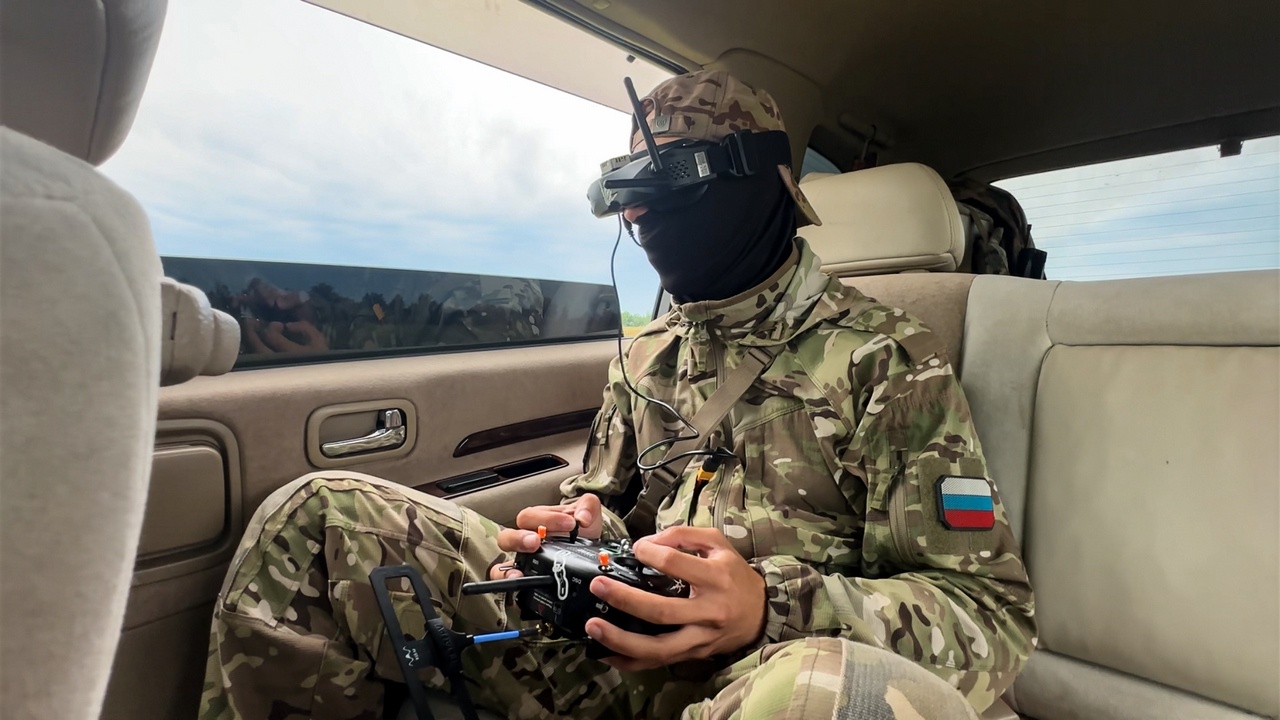 Операторы БПЛА Ленинградского военного округа осваивают пилотирование FPV-дронов из движущегося автомобиля.