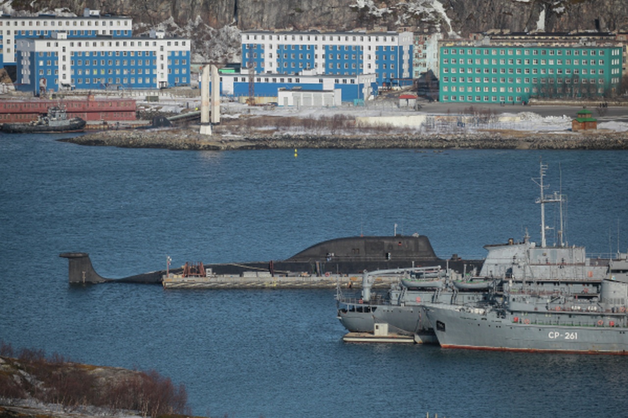 Атомная подводная лодка К-335 «Гепард» на причале пункта базирования Северного флота России в Гаджиево.