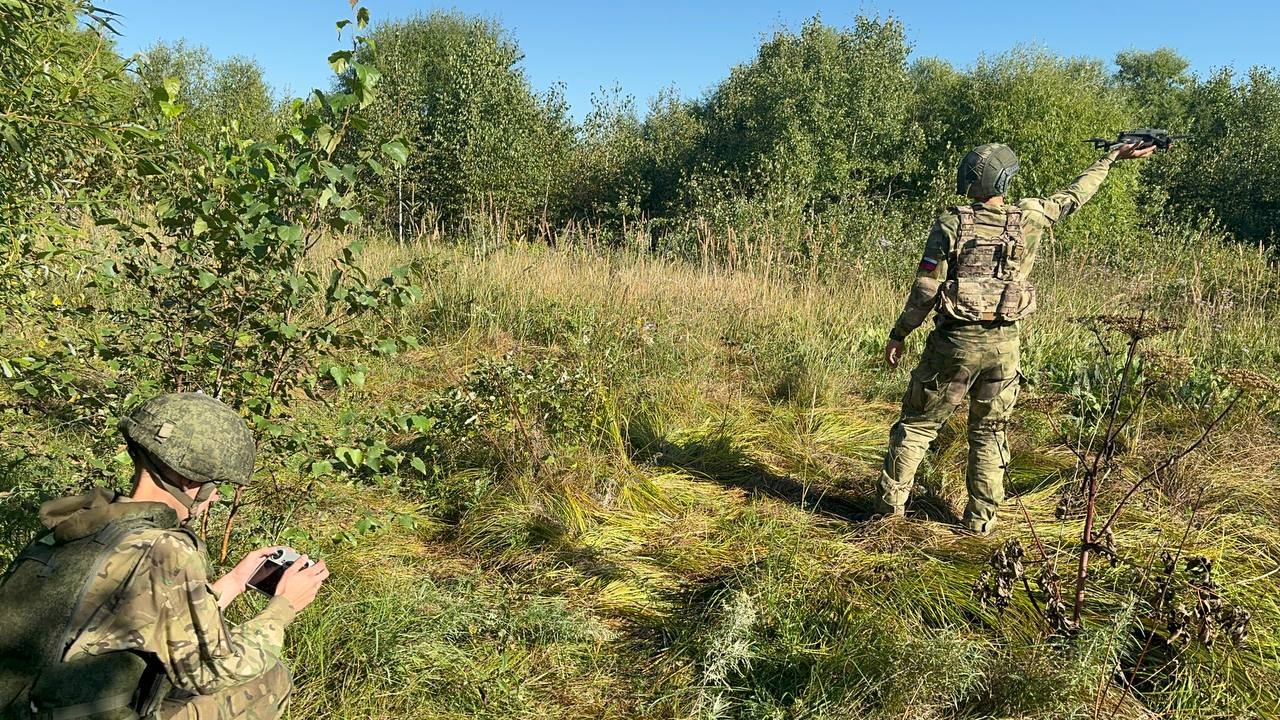 Расчёты БПЛА ВВО обеспечили продвижение наших подразделений и отразили атаку дронов-камикадзе в ходе тренировки на полигоне.