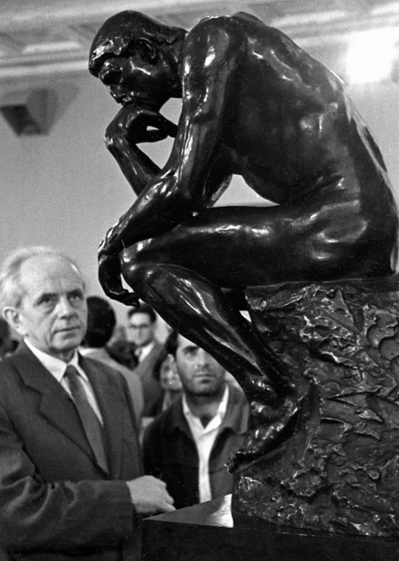 Посетители ГМИИ им. А.С. Пушкина у статуи Родена «Мыслитель», 1966 г.