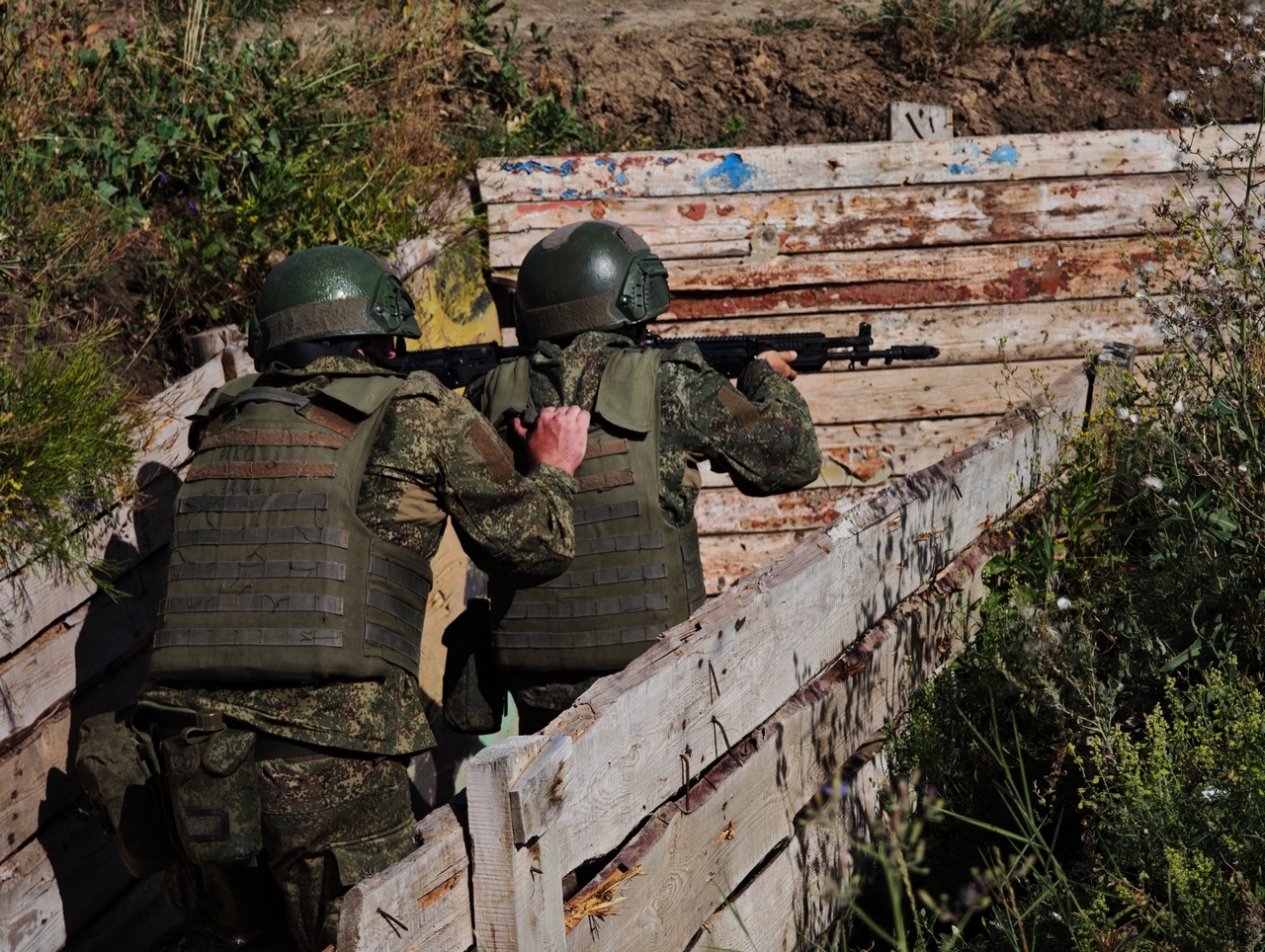 Военнослужащие ЮВО освоили навыки по штурму окопа условного противника на полигоне в Ростовской области.