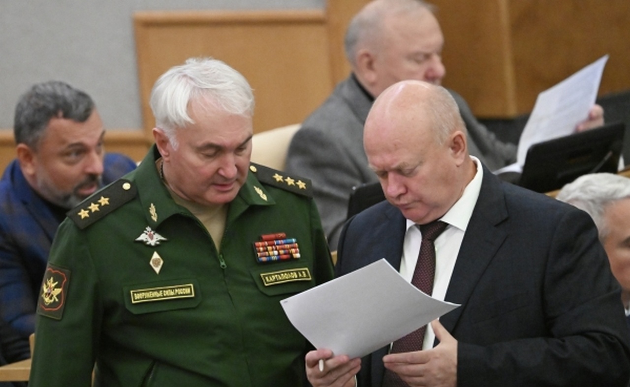 Председатель комитета Государственной Думы РФ по обороне Андрей Картаполов (слева) и его первый заместитель Андрей Красов.