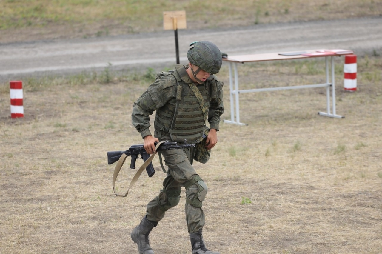 На полигоне ЮВО в Ростовской области с военнослужащими по призыву гвардейского мотострелкового соединения провели боевые стрельбы.
