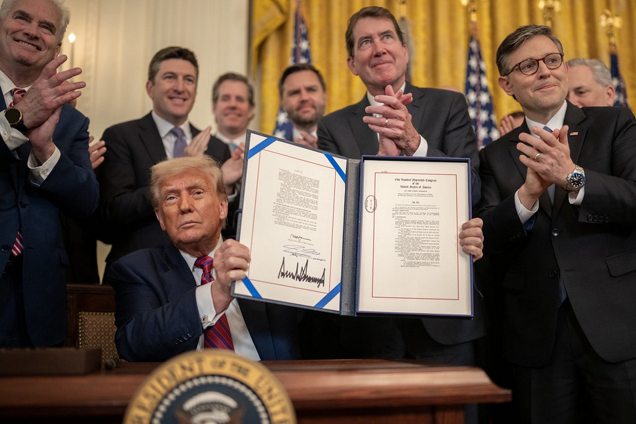 Под бурные аплодисменты соратников президент Трамп подписывает Genius Act, 18 июля 2025 г.