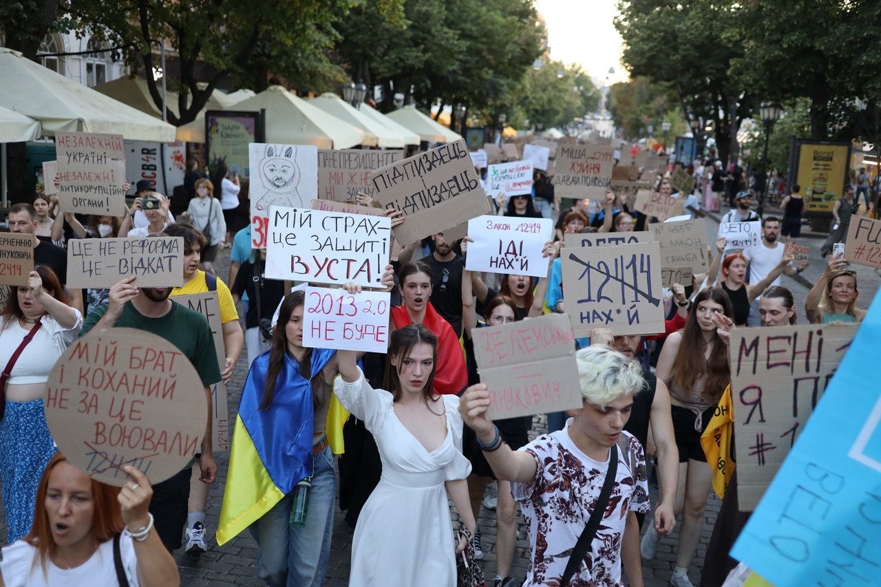 Тысячи украинцев вышли на митинг против закона о фактическом лишении независимости антикоррупционных органов (НАБУ и САП).