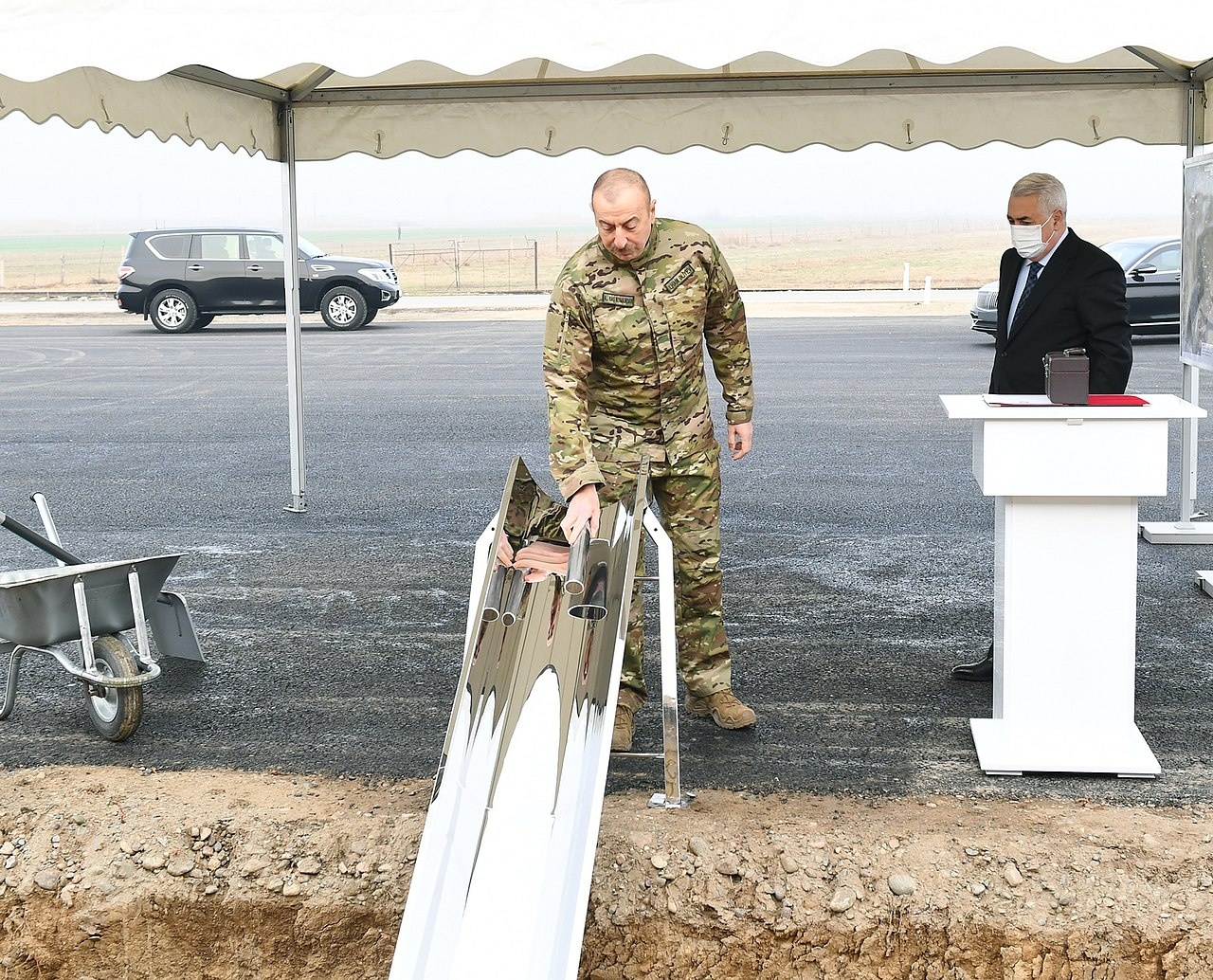 Президент Азербайджана в военной форме закладывает фундамент железнодорожной линии Горадиз - Агбенд, которая станет важной частью Зангезурского транспортного коридора, 14 февраля 2021 г.