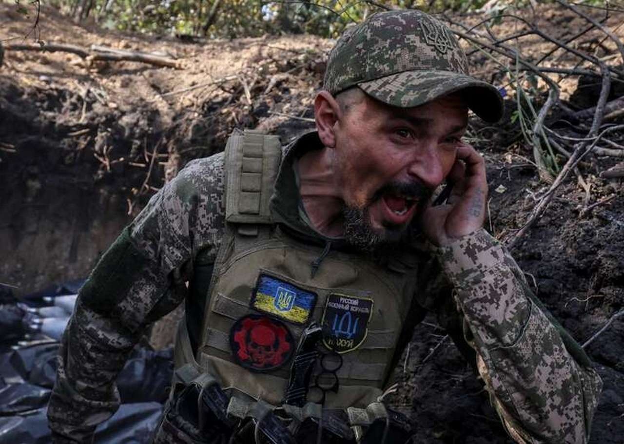 Противник всюду испытывает мощное давление.