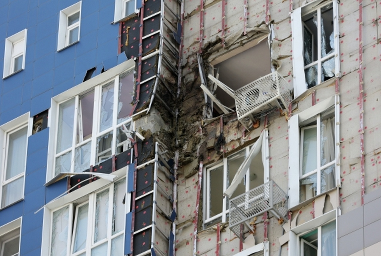 Жилой дом в Белгороде после атаки беспилотника ВСУ.