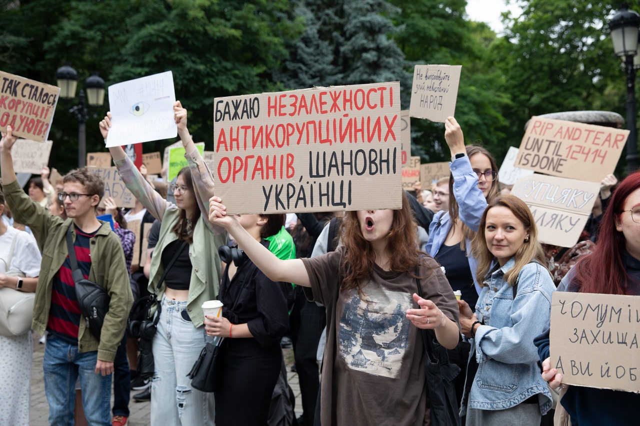 Украина привычно ответила майданом на ограничение полномочий НАБУ и САП.