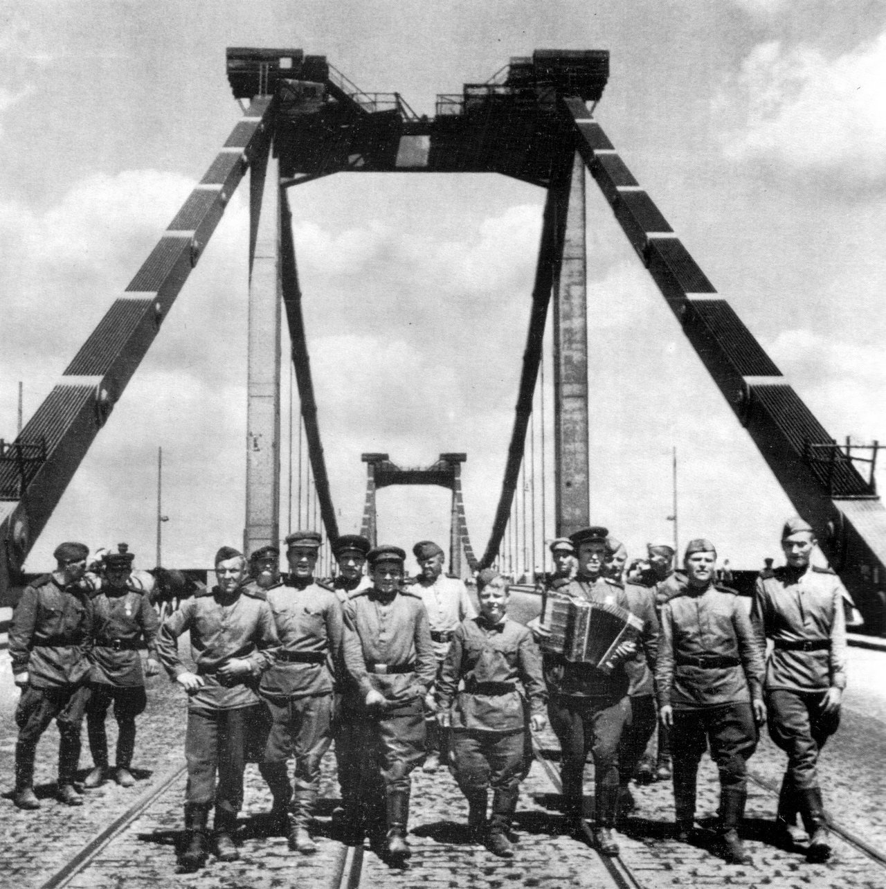 Советские солдаты переходят мост через Дунайский канал в Вене, май 1945 г.