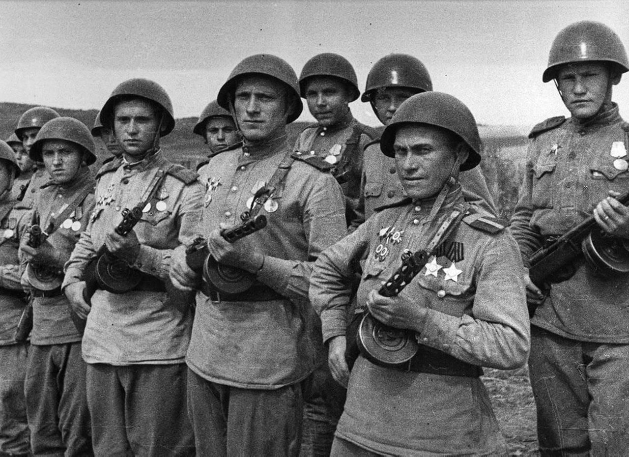 Группа бойцов Советской армии, прибывших на Дальний Восток с западного направления.