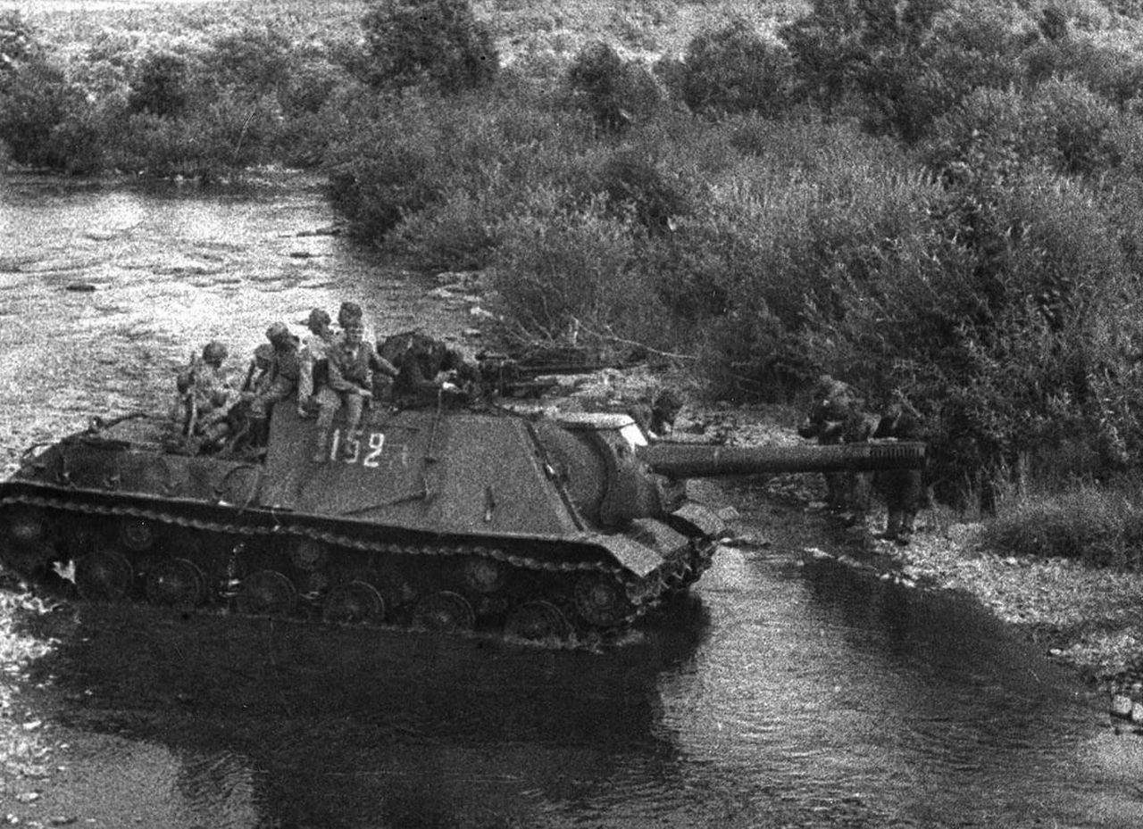 Советская САУ ИСУ-152 переправляется через реку в Маньчжурии.