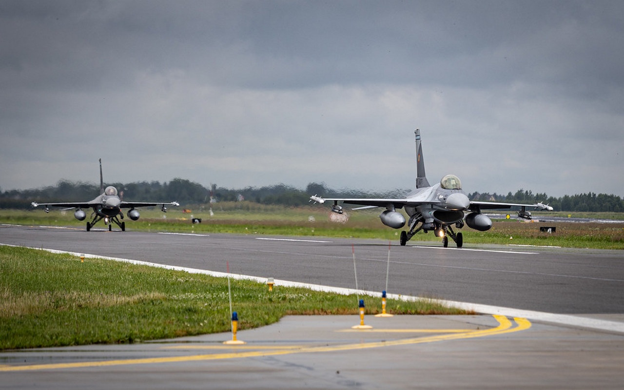 Сегодня польские и румынские истребители F-16 используют литовскую авиабазу Шяуляй для патрулирования Балтийского моря.
